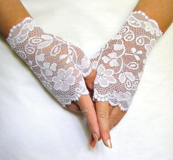 С чем носить кружевные перчатки